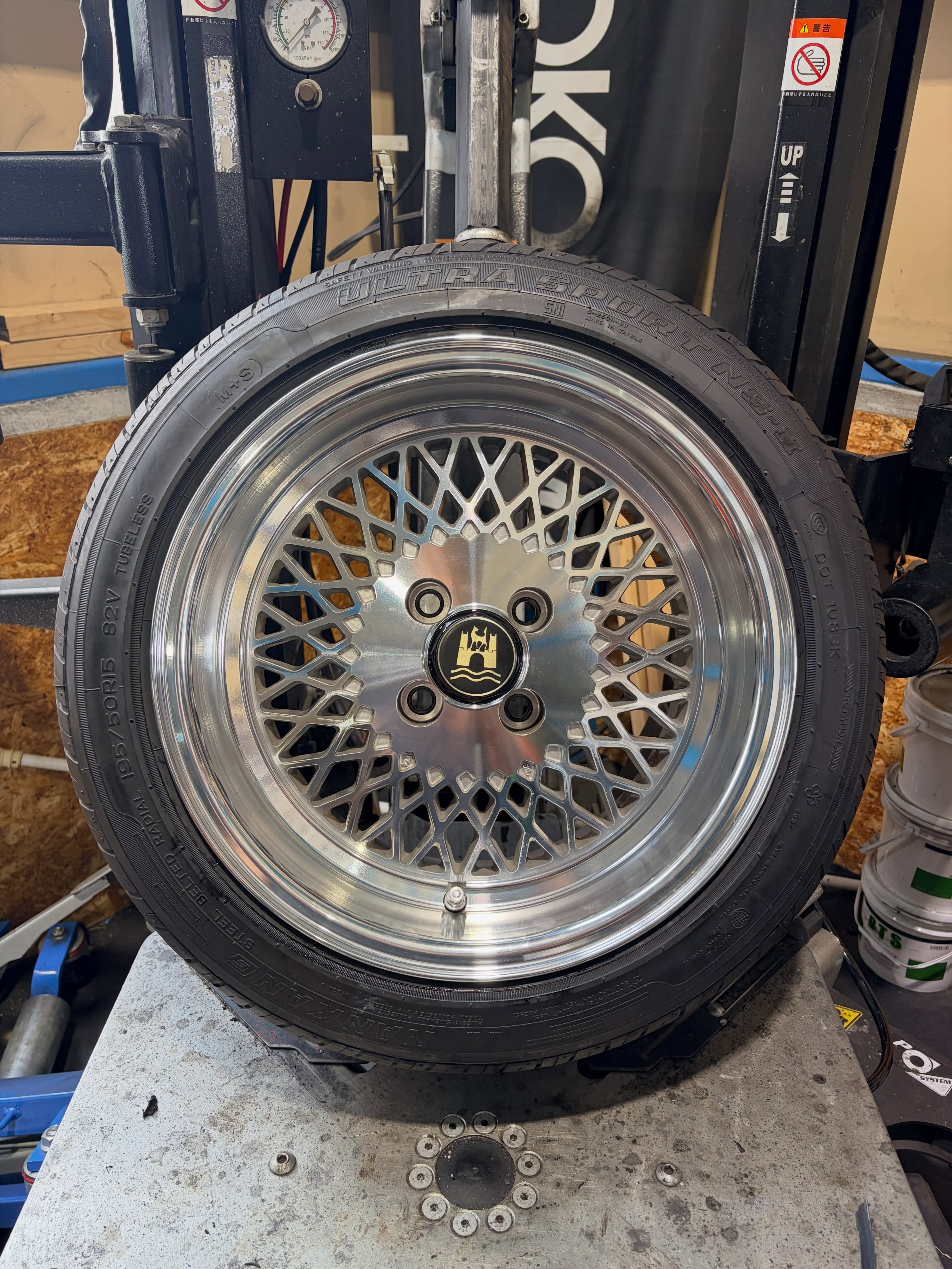 15インチ 8J 195/50R15 ホイール装着例 - CARSERVICE GRAVITY