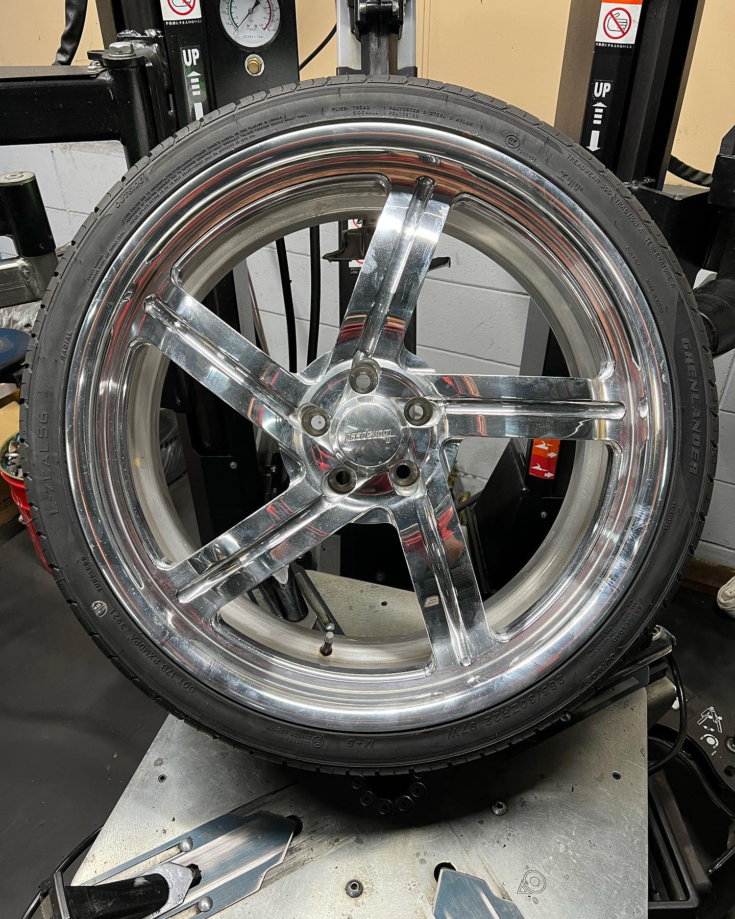 22インチ 8.5J 265/30R22 ホイール装着例 - CARSERVICE GRAVITY