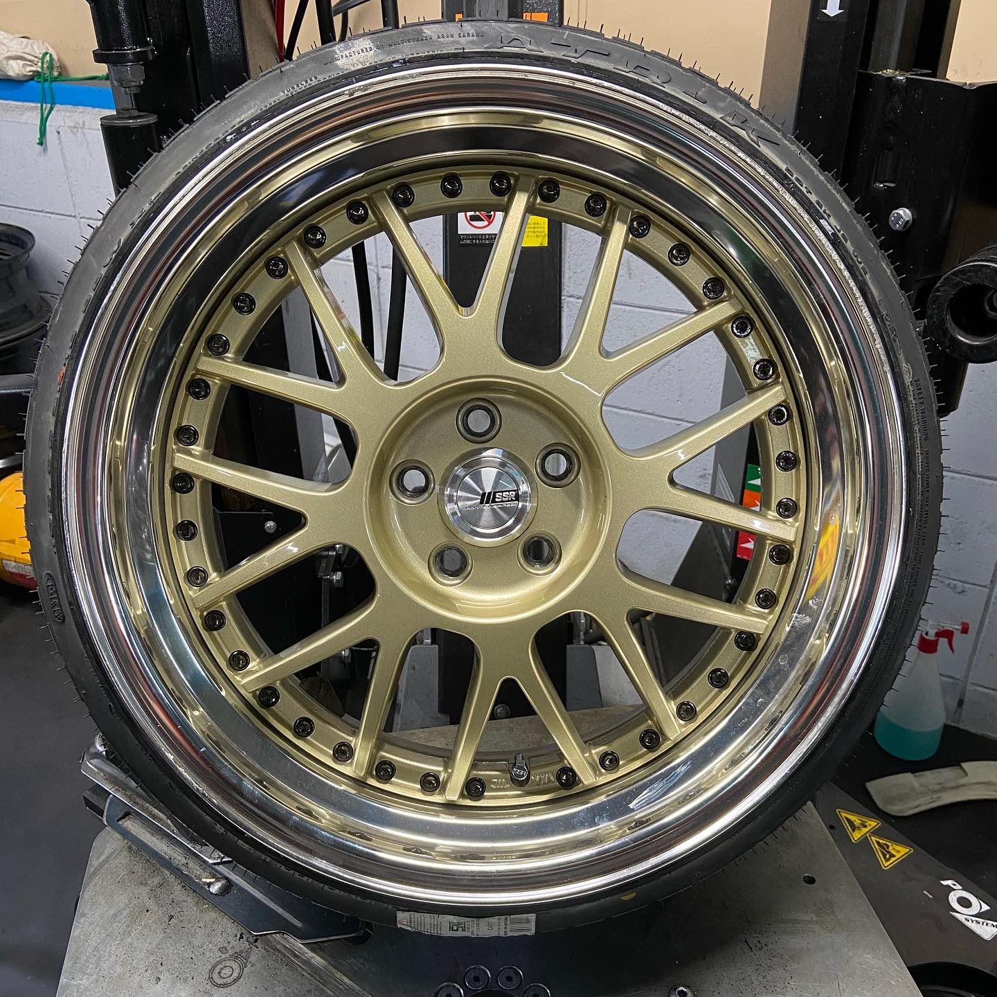18インチ 8.5J 195/35R18 ホイール装着例 - CARSERVICE GRAVITY