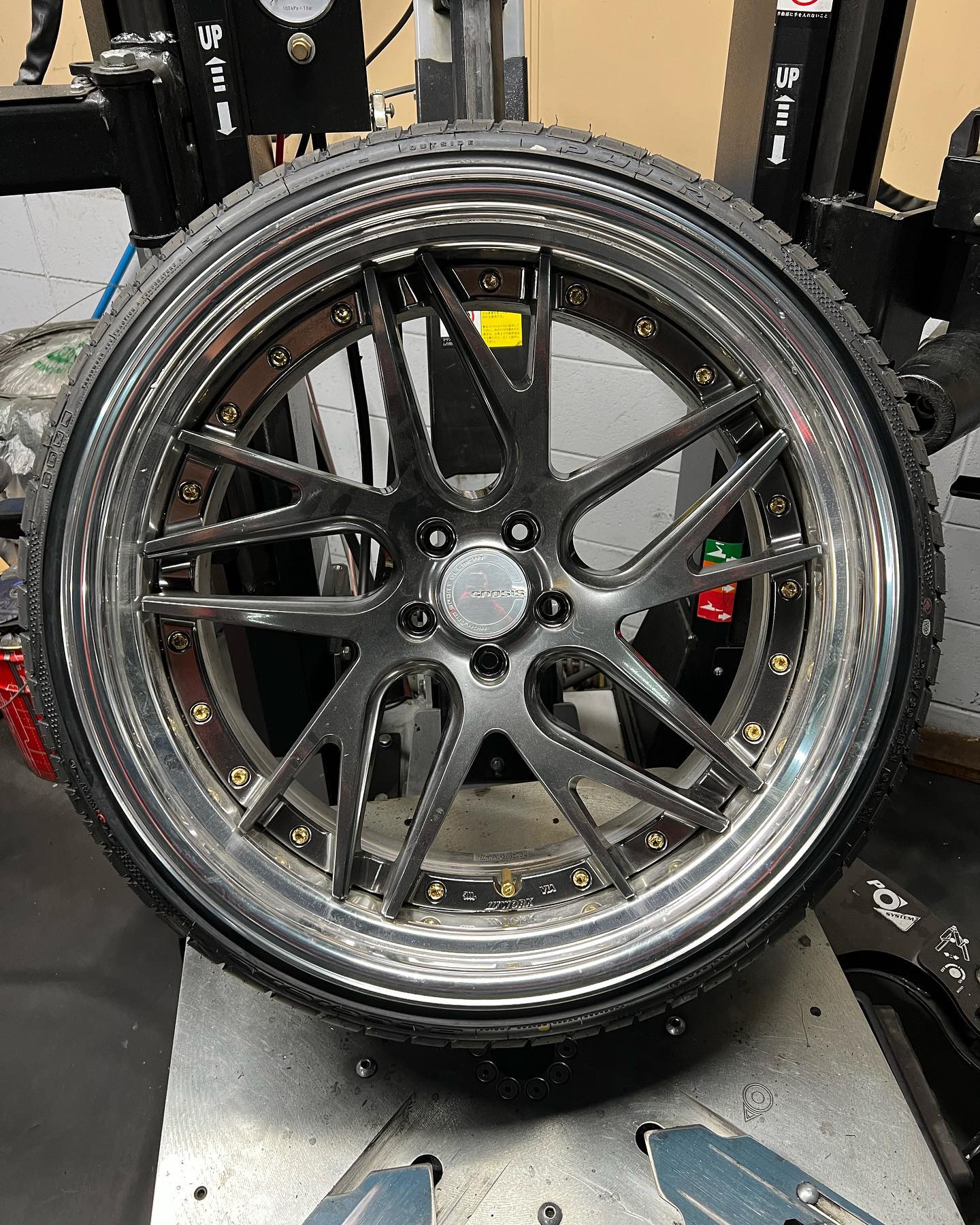 21インチ 9.5J 245/30R21 ホイール装着例 - CARSERVICE GRAVITY
