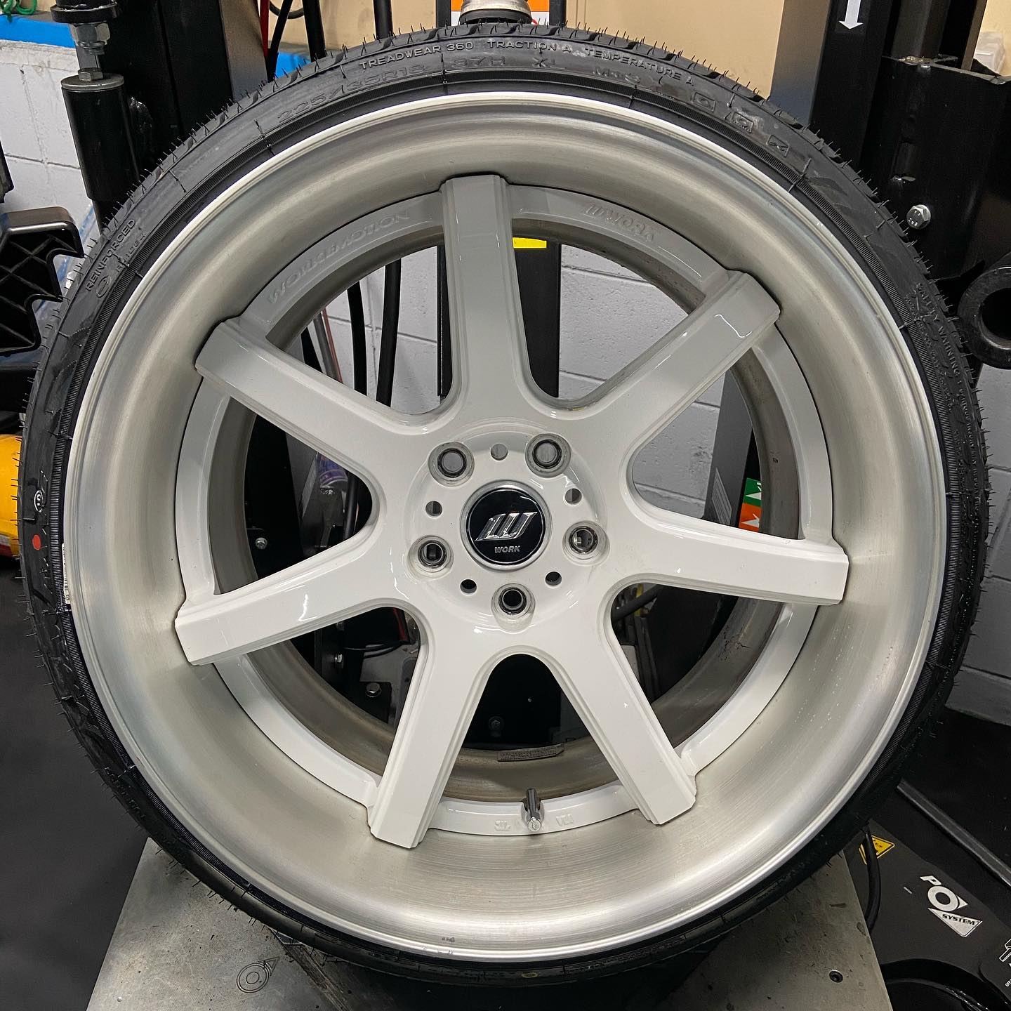 18インチ 10.5J 225/35R18 ホイール装着例 - CARSERVICE GRAVITY