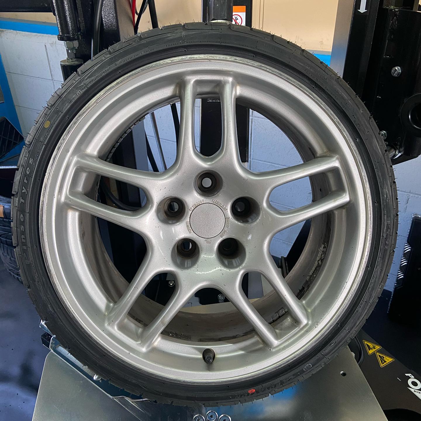 17インチ 9J 205/40R17 ホイール装着例 - CARSERVICE GRAVITY