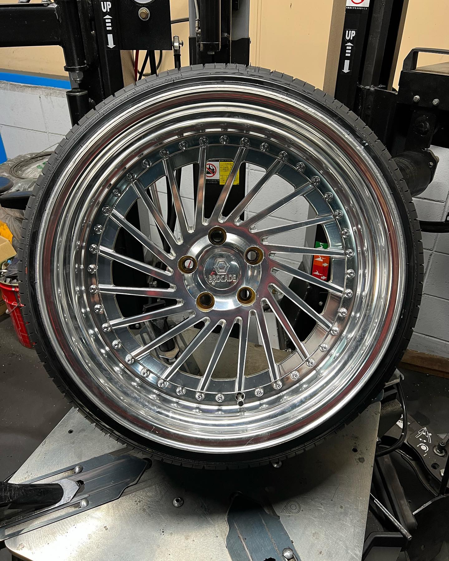 19インチ 10.5J 235/35R19 ホイール装着例 - CARSERVICE GRAVITY