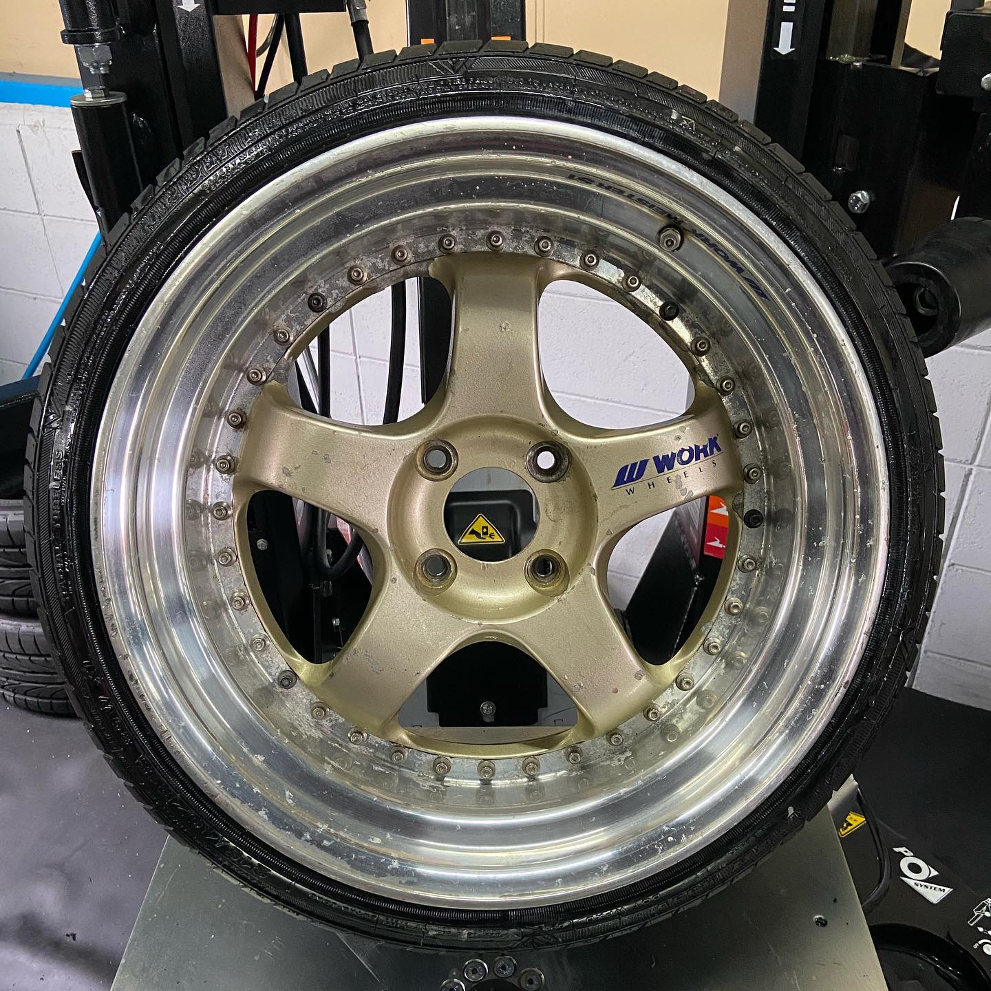 18インチ 9.5J 215/40R18 ホイール装着例 - CARSERVICE GRAVITY