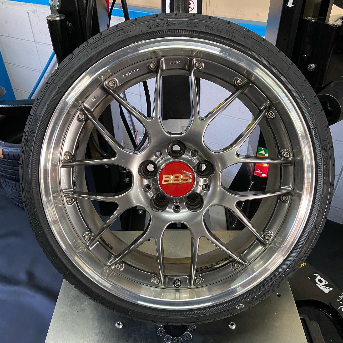 19インチ 8.5J 215/35R19 ホイール装着例 - CARSERVICE GRAVITY