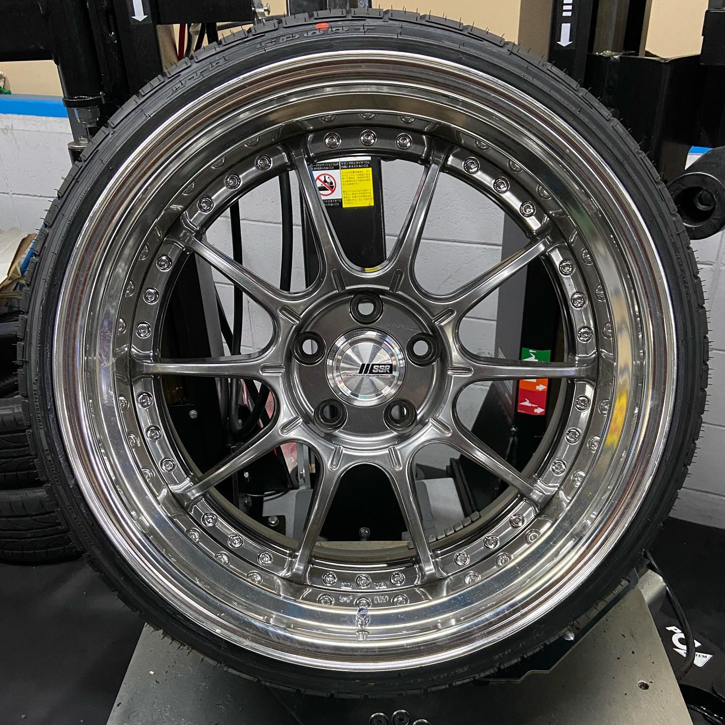 19インチ 9.5J 225/35R19 ホイール装着例 - CARSERVICE GRAVITY