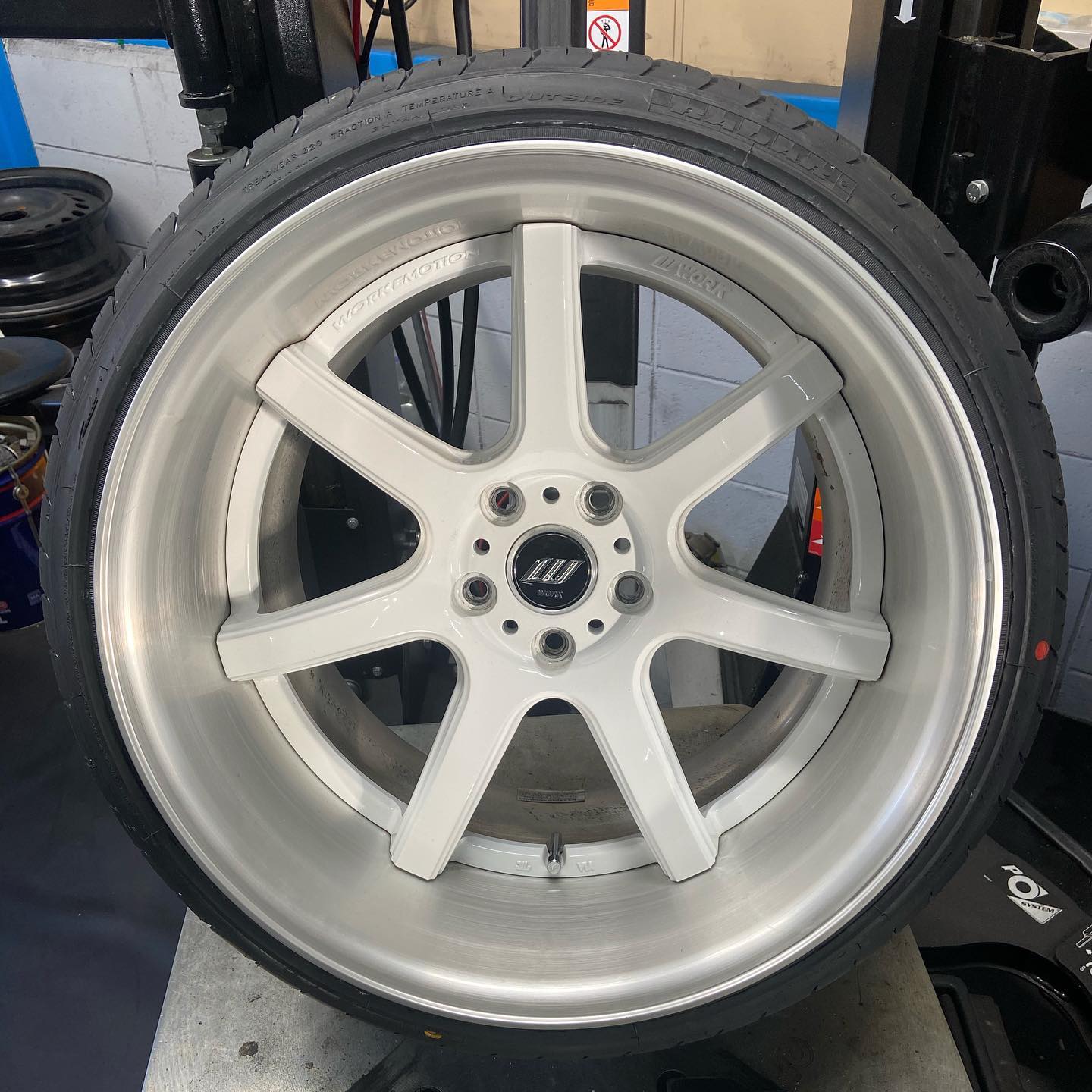 18インチ 11.5J 245/35R18 ホイール装着例 - CARSERVICE GRAVITY