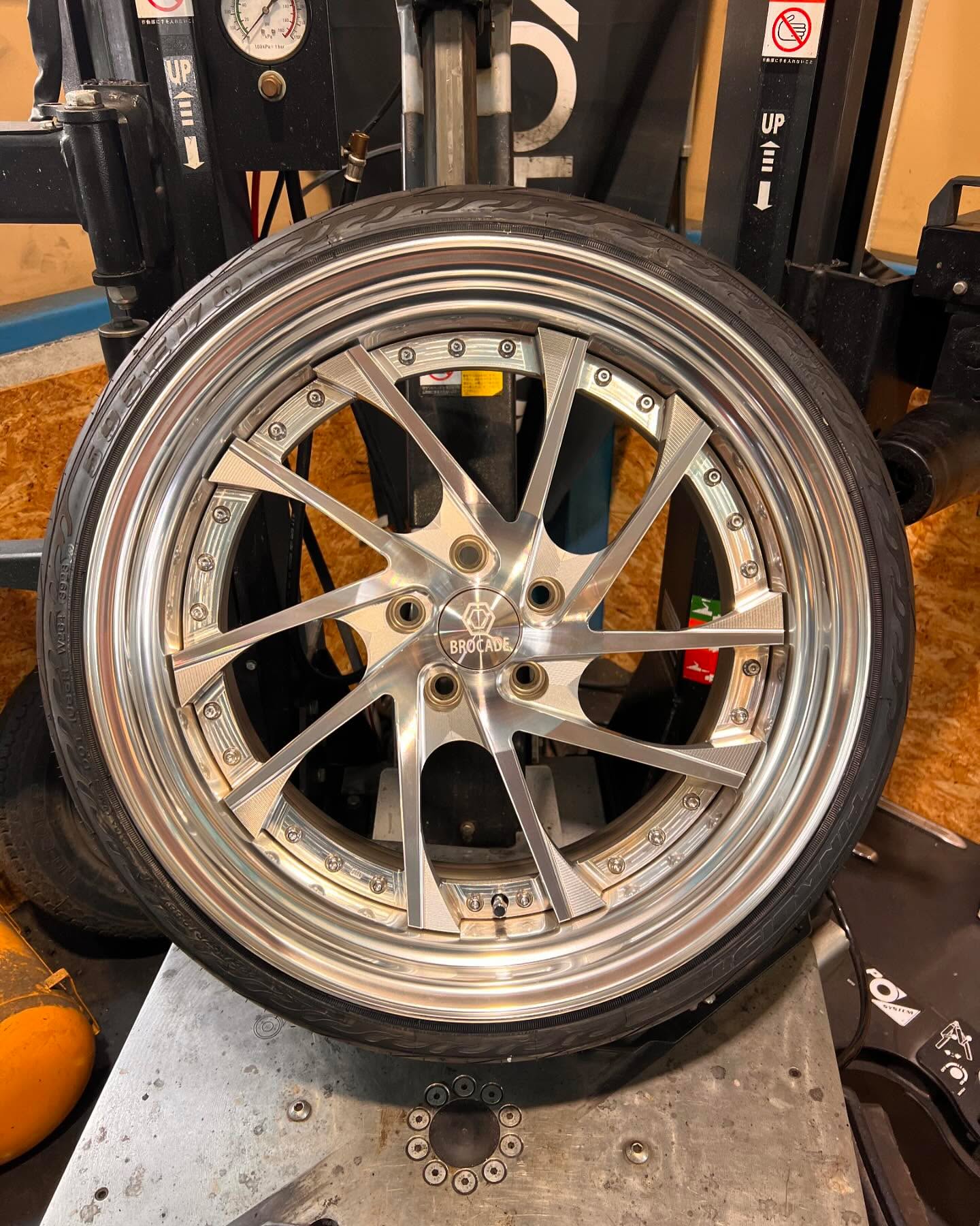 19インチ 10J 225/35R19 ホイール装着例 - CARSERVICE GRAVITY