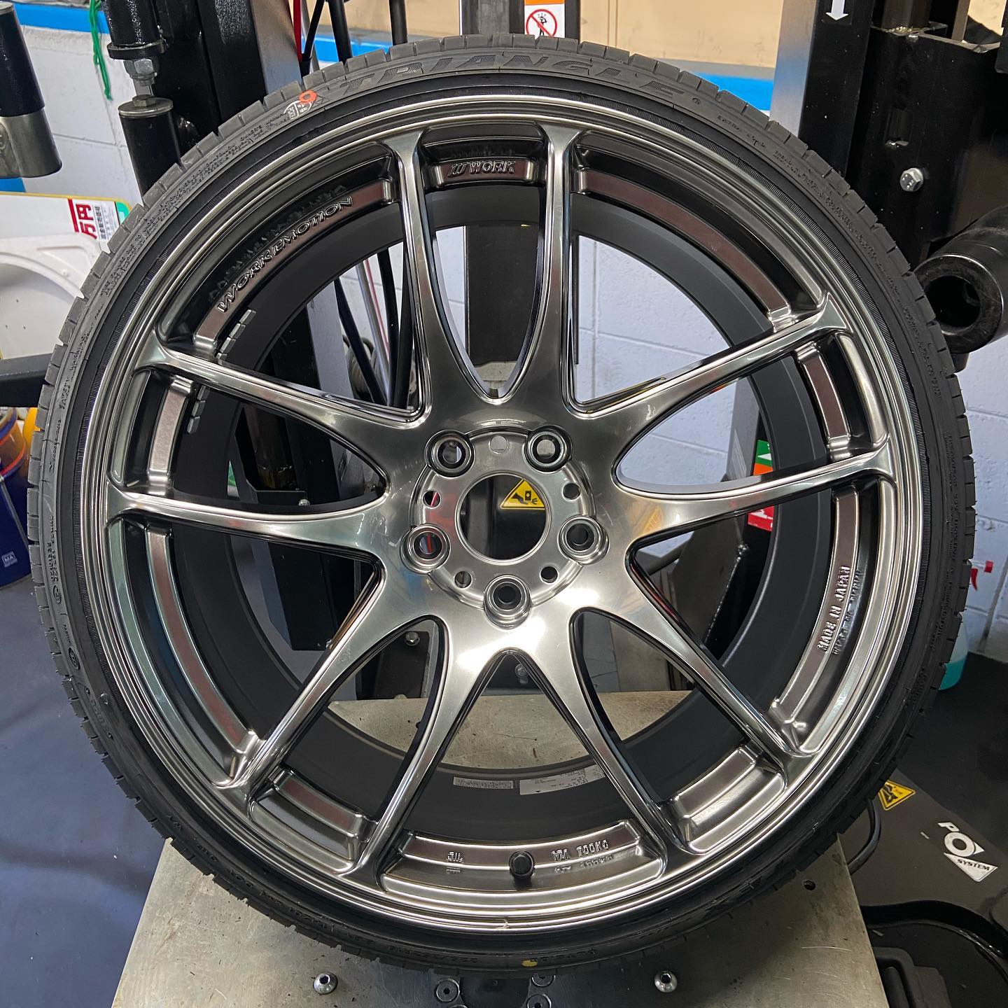 19インチ 9.5J 225/35R19 ホイール装着例 - CARSERVICE GRAVITY