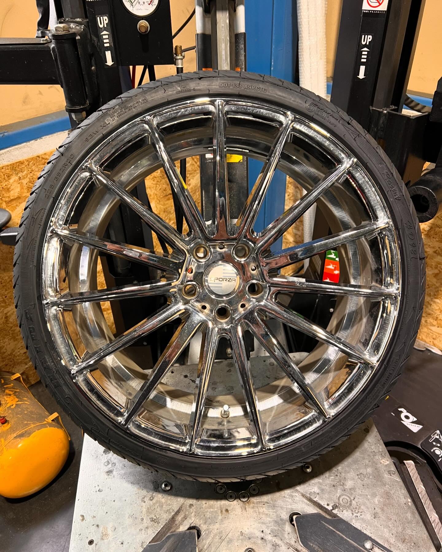 20インチ 8.5J 225/35R20 ホイール装着例 - CARSERVICE GRAVITY
