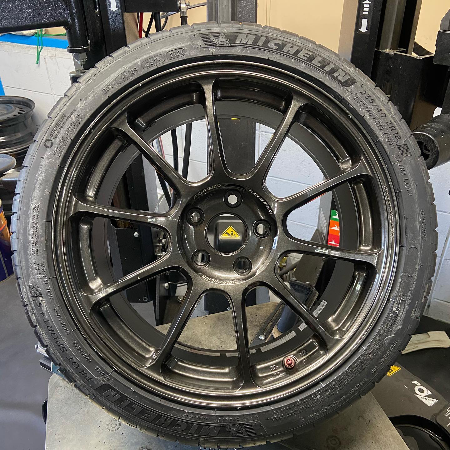 18インチ 8.5J 235/40R18 ホイール装着例 - CARSERVICE GRAVITY