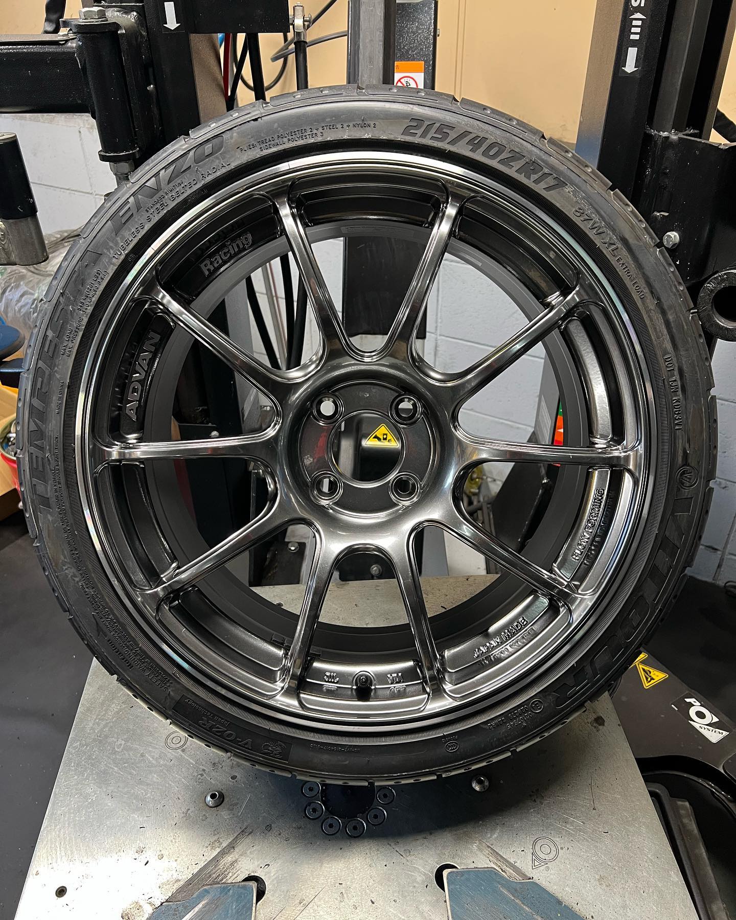 17インチ 7.5J 215/40R17 ホイール装着例 - CARSERVICE GRAVITY