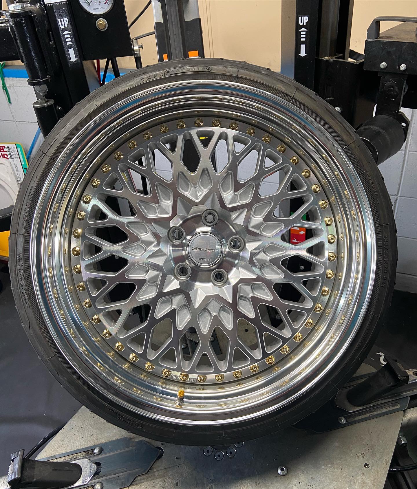 20インチ 10J 235/35R20 ホイール装着例 - CARSERVICE GRAVITY