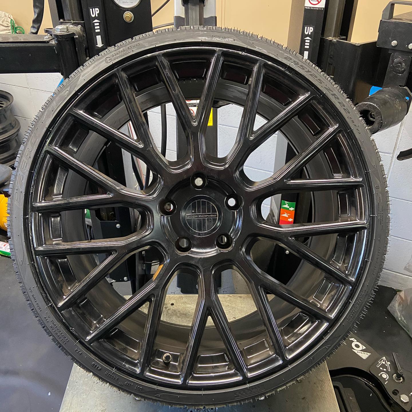 22インチ 10.5J 295/25R22 ホイール装着例 - CARSERVICE GRAVITY