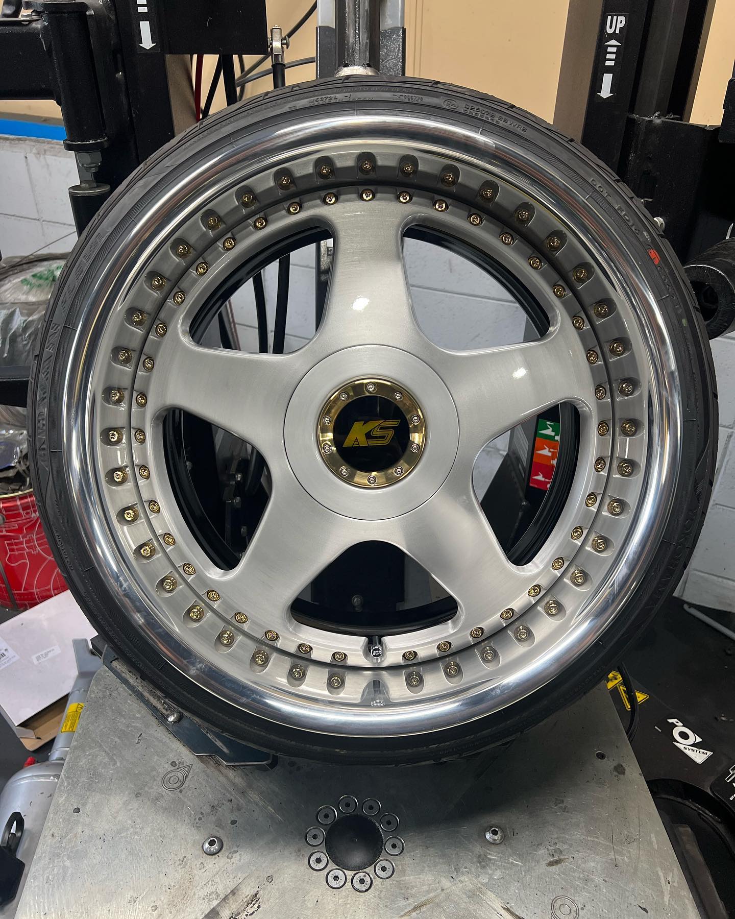 18インチ 10.5J 225/35R18 ホイール装着例 - CARSERVICE GRAVITY