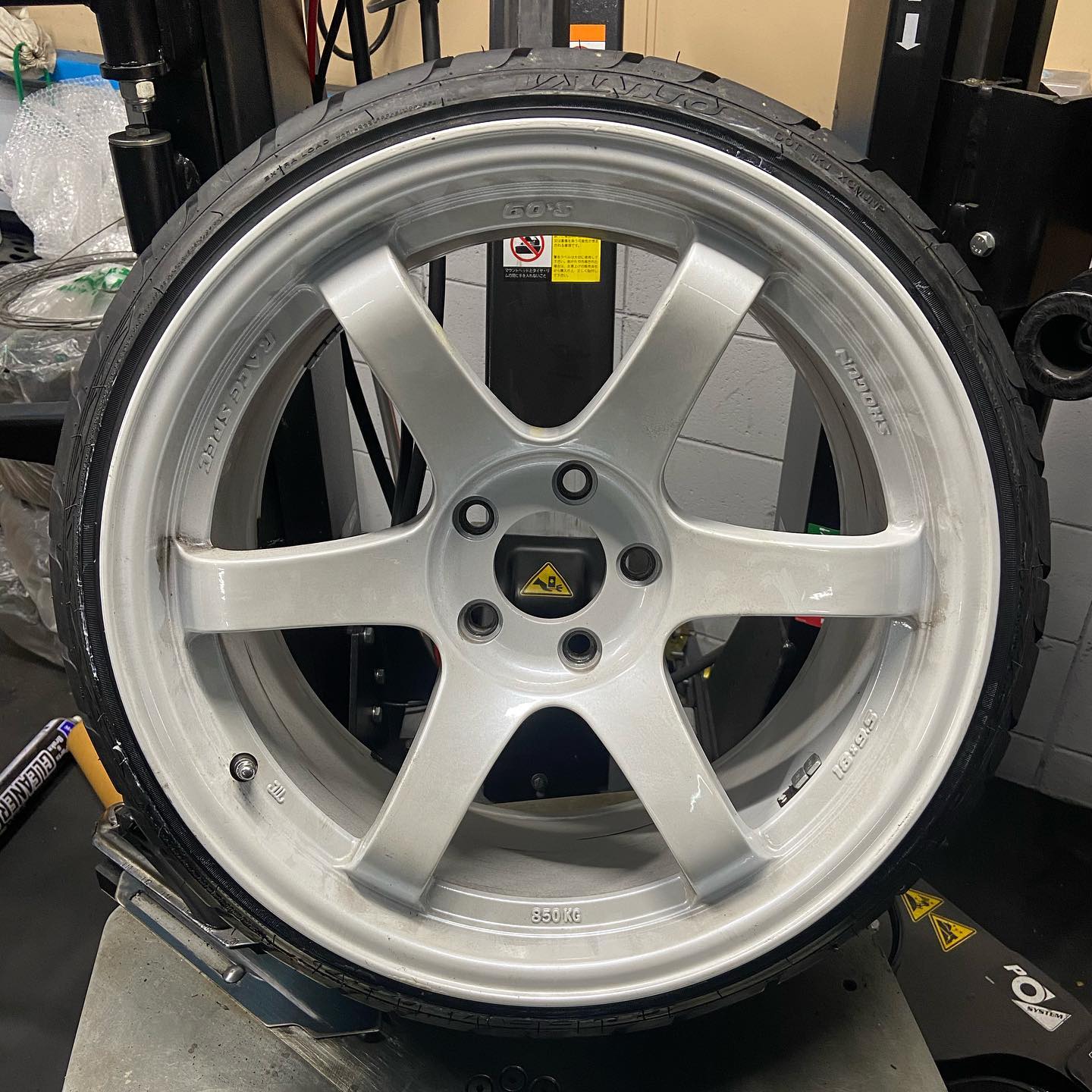 18インチ 9.5J 215/35R18 ホイール装着例 - CARSERVICE GRAVITY