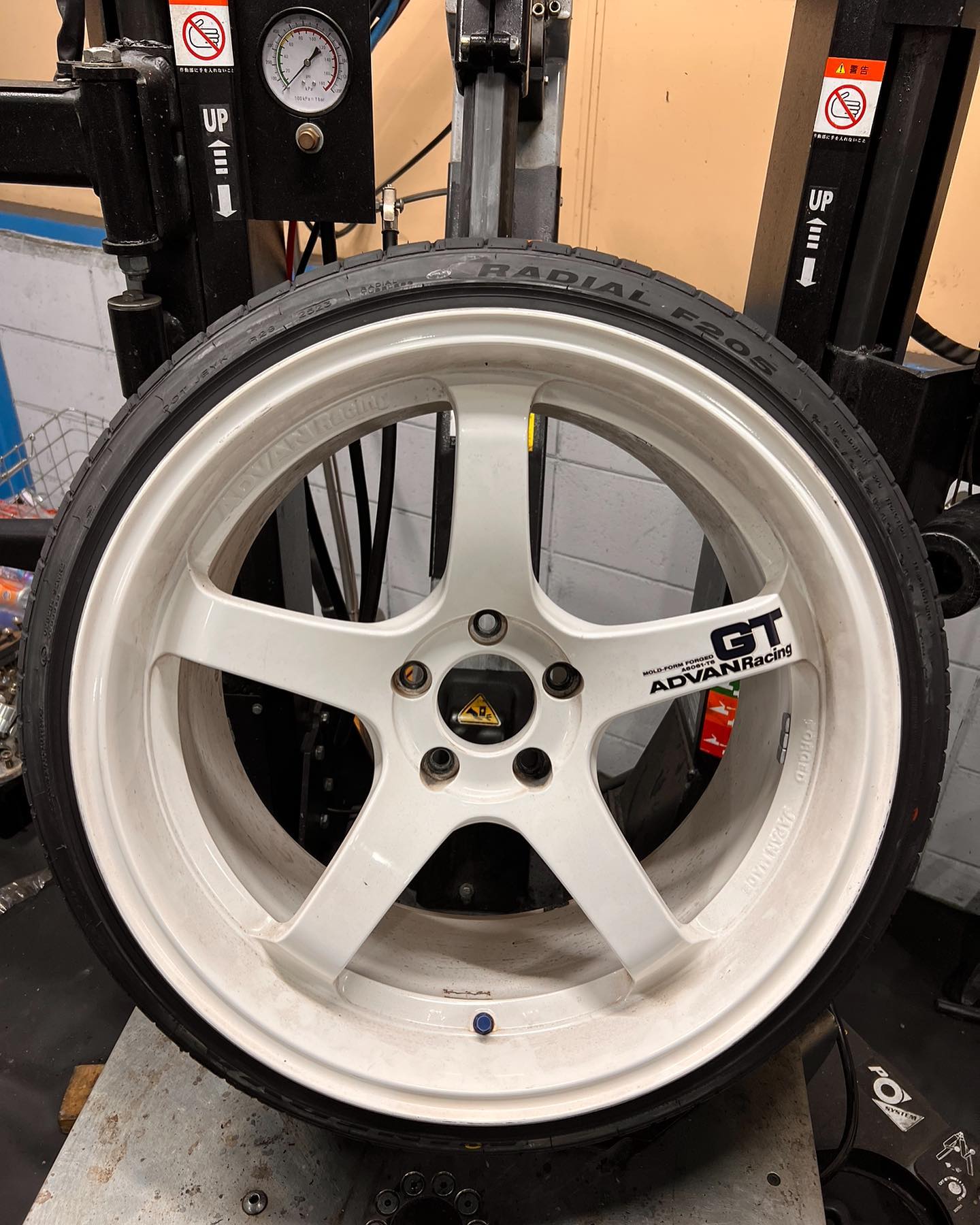 19インチ 10.5J 235/35R19 ホイール装着例 - CARSERVICE GRAVITY