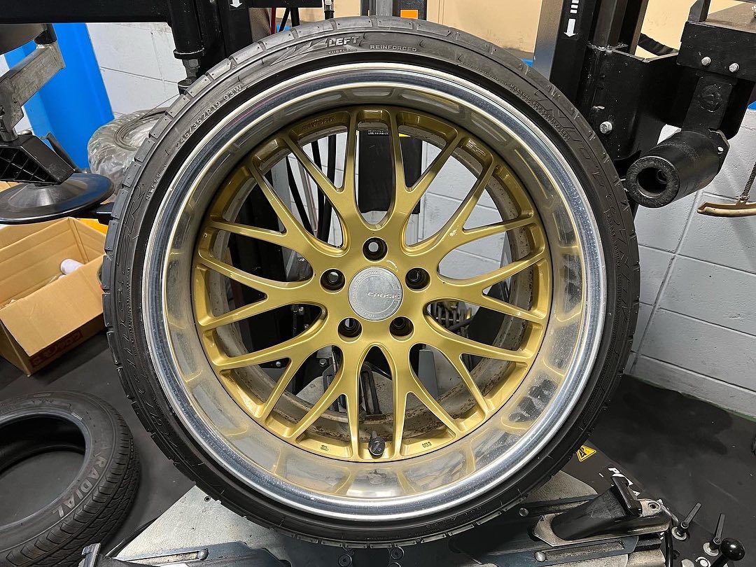19インチ 10J 245/35R19 ホイール装着例 - CARSERVICE GRAVITY