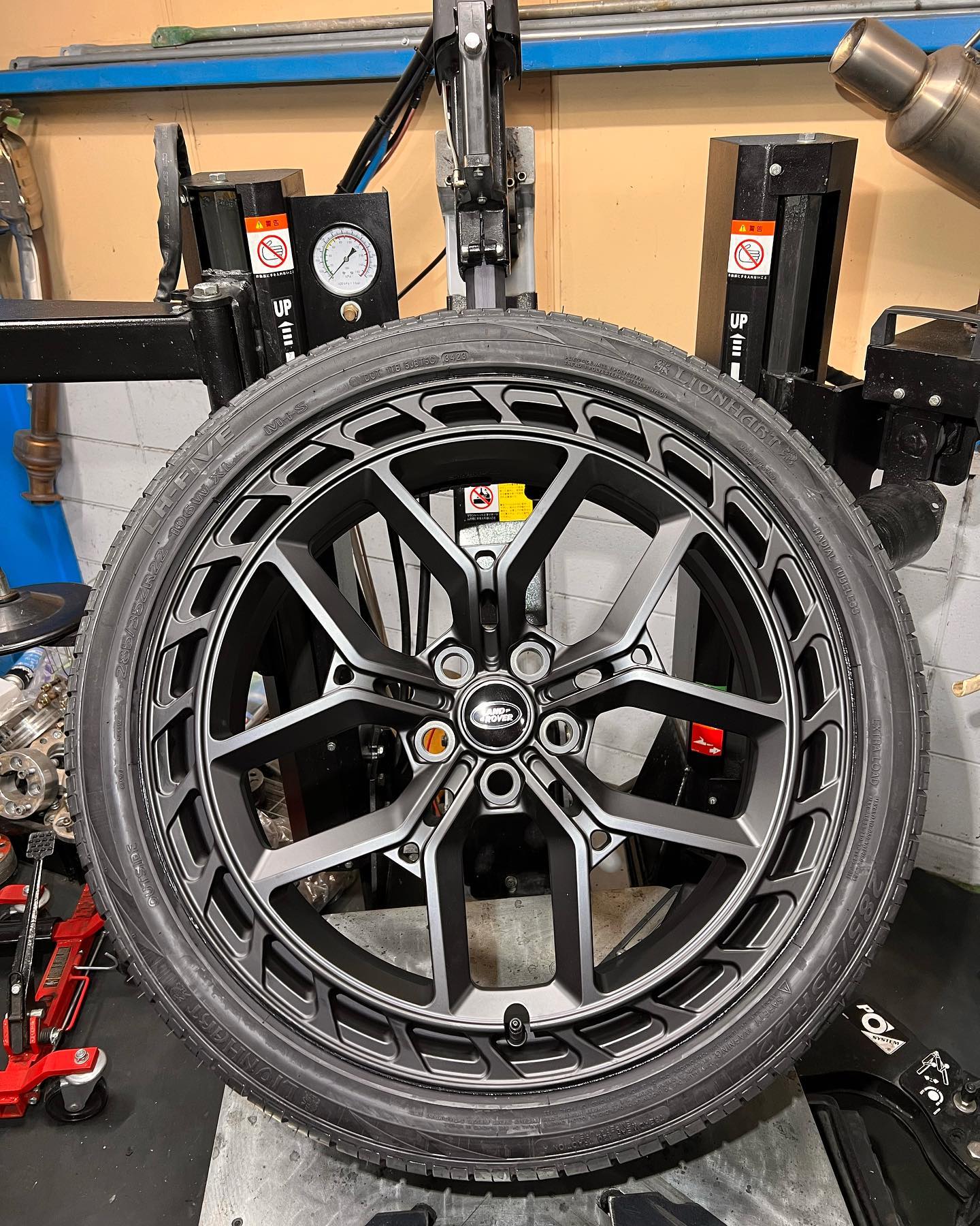 22インチ 9.5J 285/35R22 ホイール装着例 - CARSERVICE GRAVITY