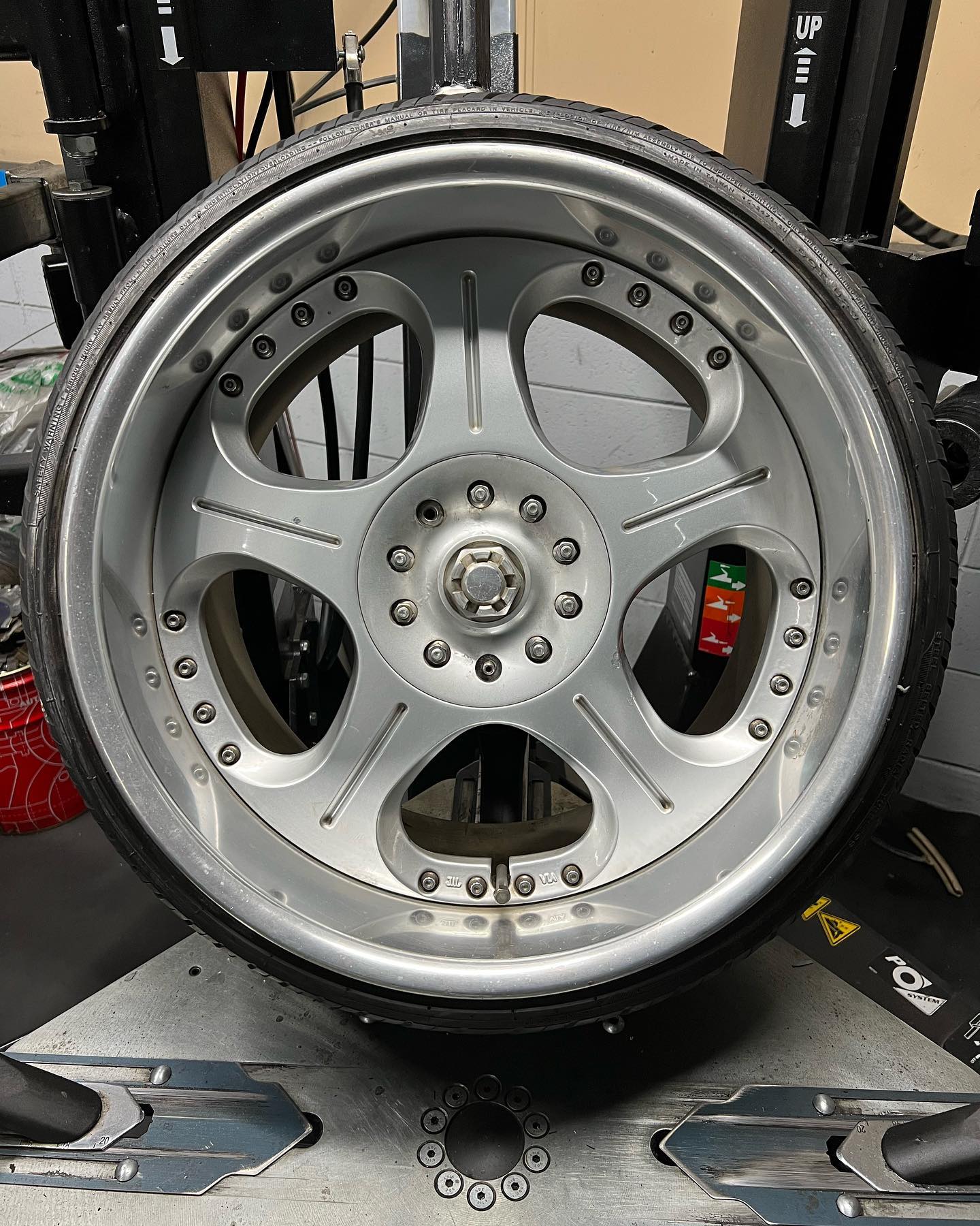 18インチ 10.5J 225/35R18 ホイール装着例 - CARSERVICE GRAVITY