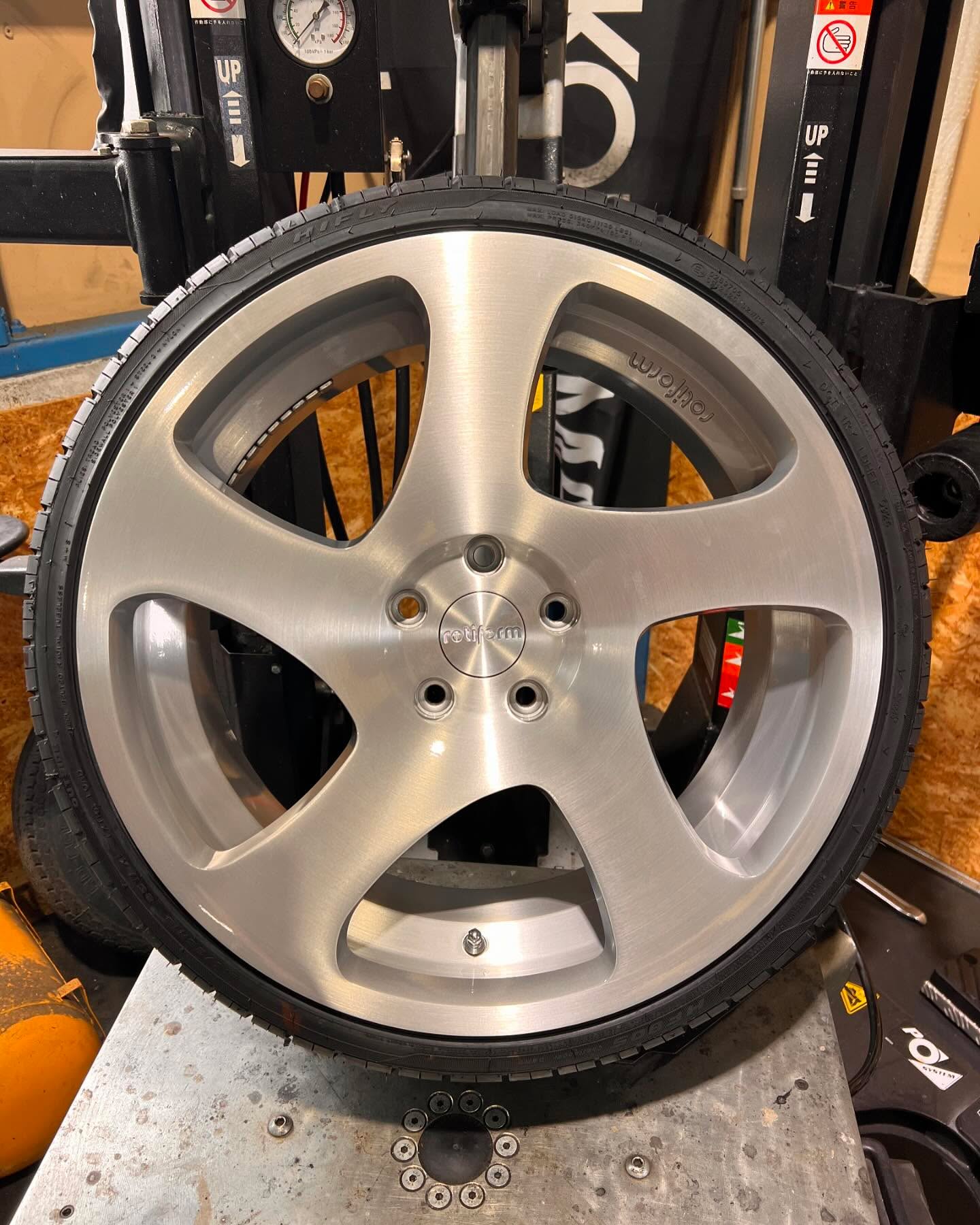 19インチ 9J 215/35R19 ホイール装着例 - CARSERVICE GRAVITY