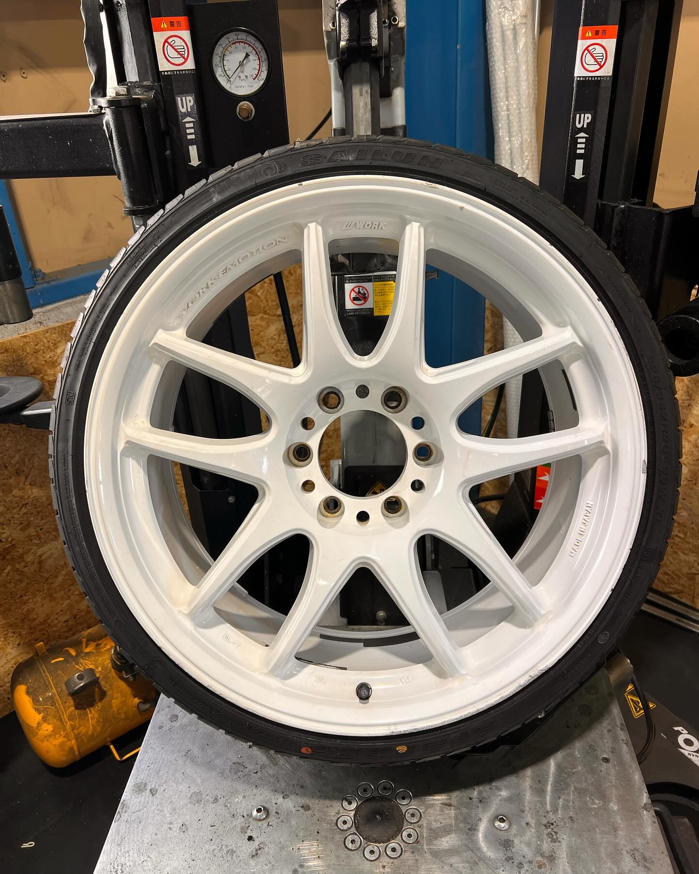 20インチ 9J 225/35R20 ホイール装着例 - CARSERVICE GRAVITY