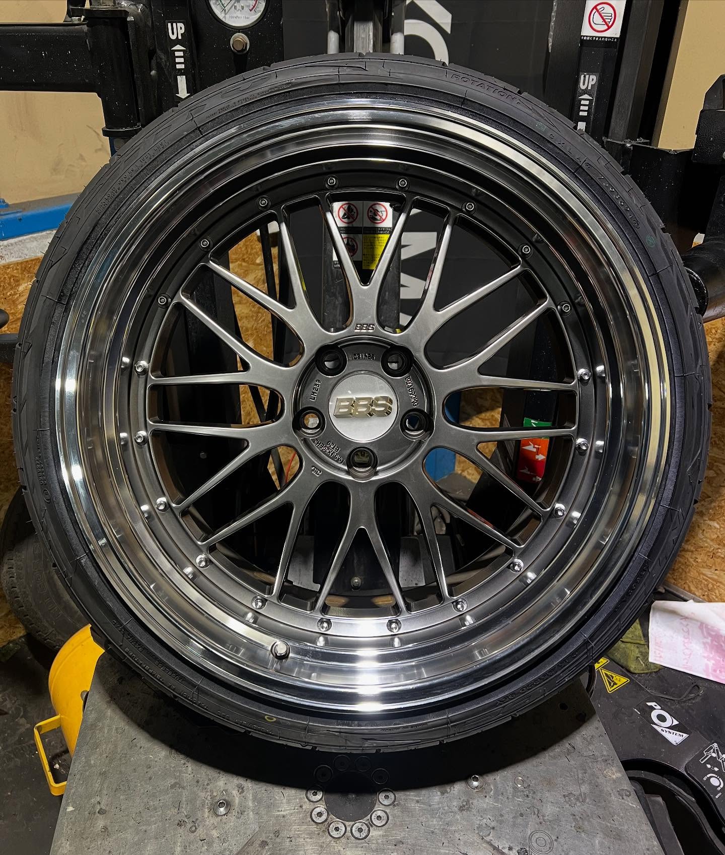 20インチ 10.5J 245/35R20 ホイール装着例 - CARSERVICE GRAVITY